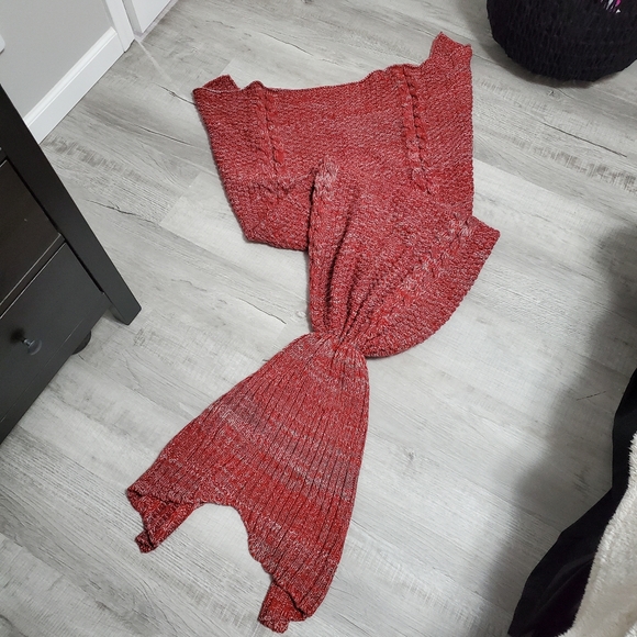 Mermaid Tail Blanket - Picture 2 of 13